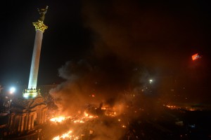 Противостояние между антиправительственными манифестантами и бойцами «Беркут».