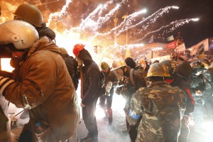 Над Майданом Незалежности взрываются фейерверки во время штурма центральной площади Киева спецназом.